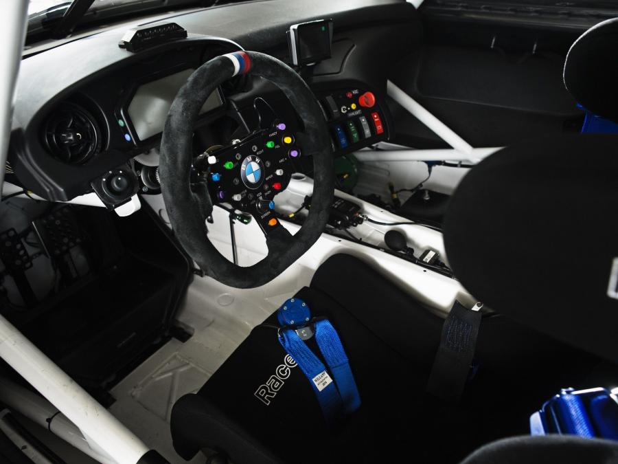 Интерьер BMW Z4 GTE 2013 года  (фото 35 из 37)
